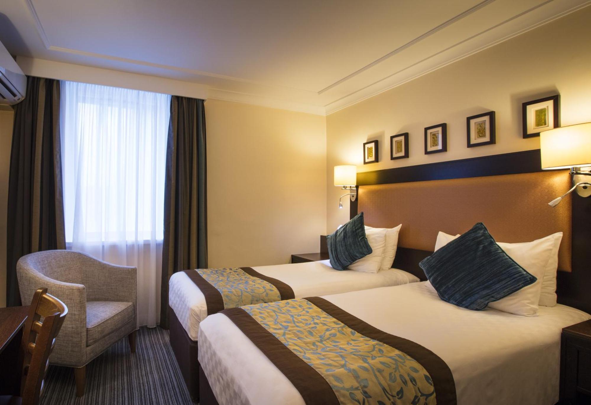 Thistle London Heathrow Terminal 5 Hillingdon Exterior photo