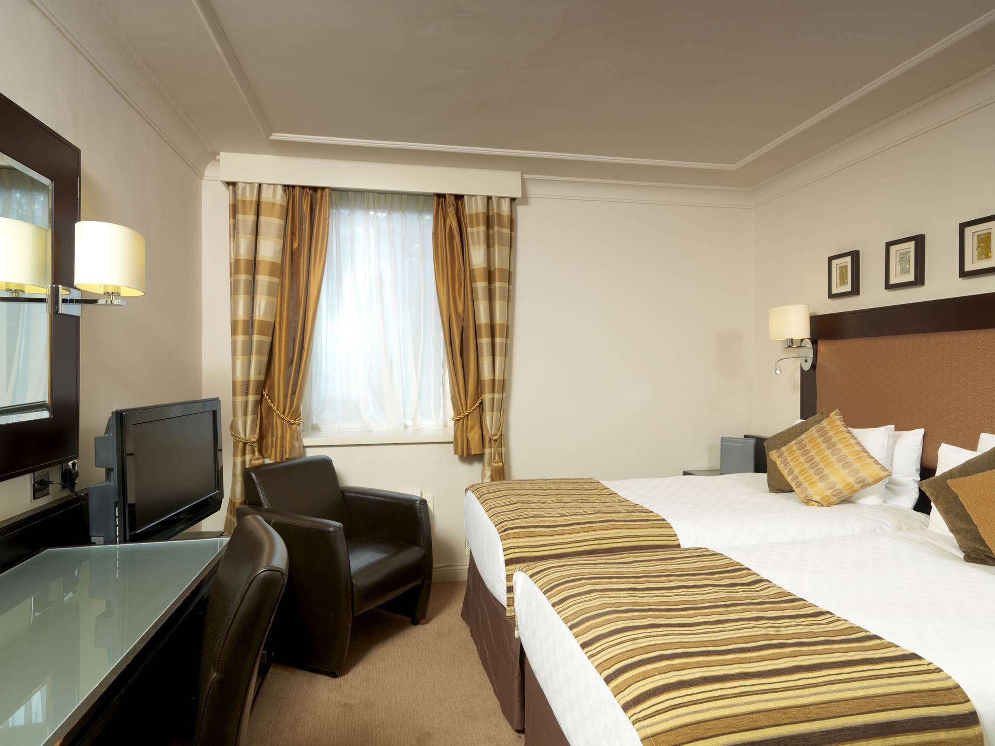 Thistle London Heathrow Terminal 5 Hillingdon Exterior photo