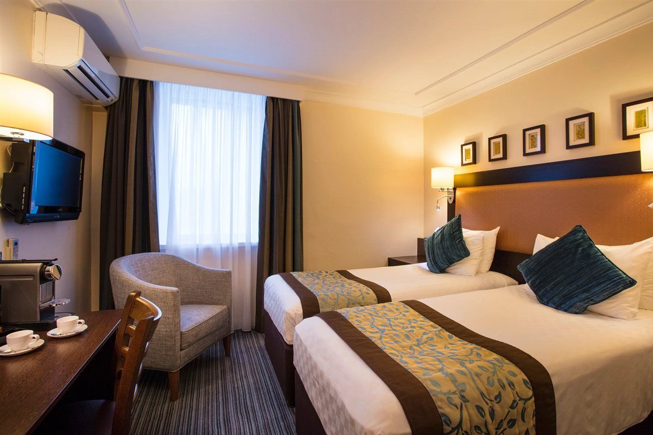 Thistle London Heathrow Terminal 5 Hillingdon Exterior photo